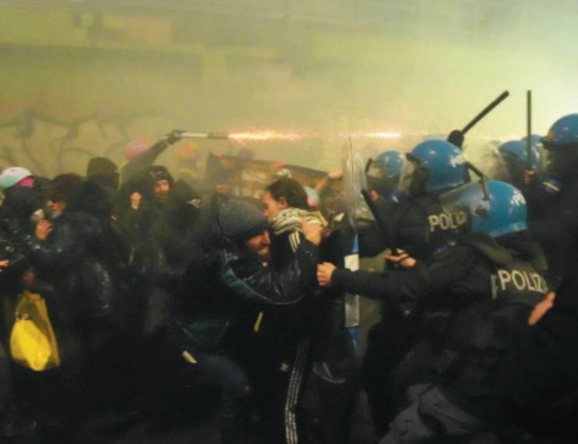 Lega a Milano, la minaccia dei centri sociali: pronti a incendiare la città