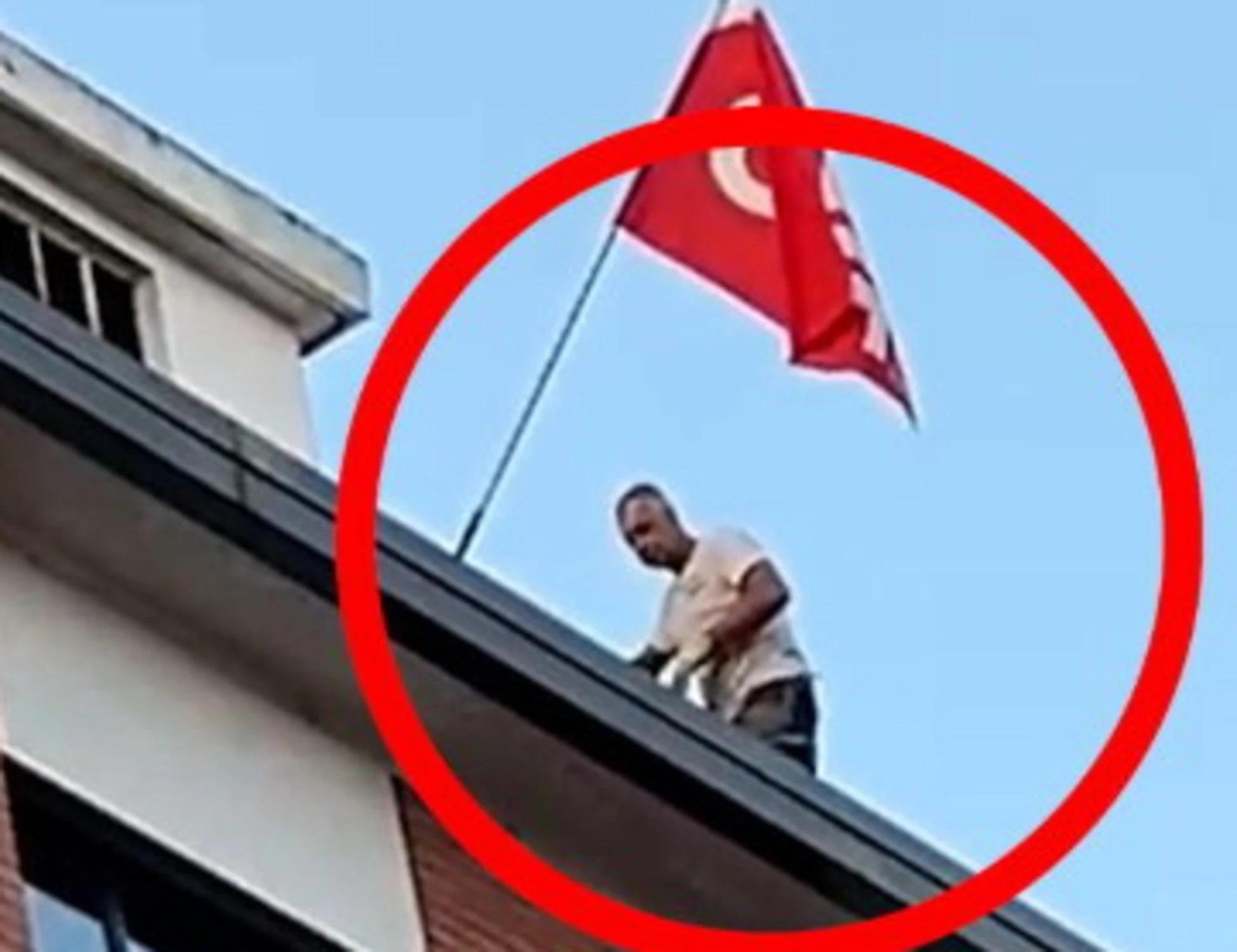 Torino, "operaio senza protezioni lavora sul tetto della Cgil": esplode il caso