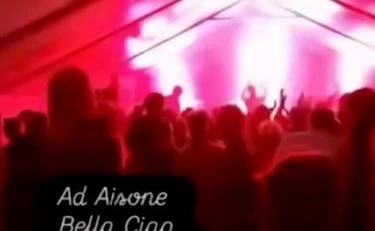 "Vi sotterriamo, mer***": il concerto choc contro il governo Meloni