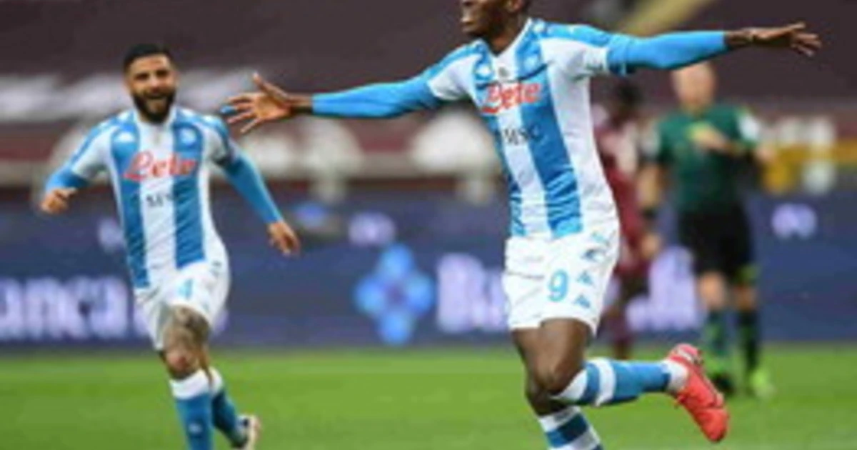 Napoli, basta un quarto d'ora per stendere il Torino: agganciata la Juve per la corsa-Champions