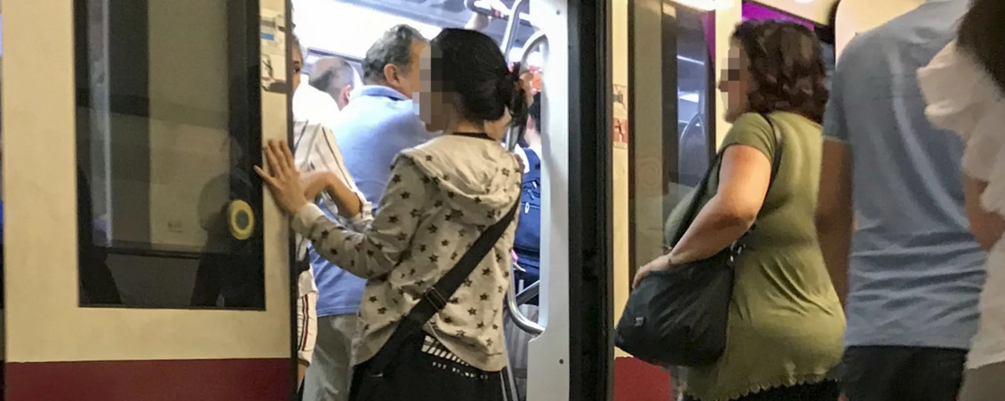 32 colpi, 50mila euro: arrestata la "boss" delle borseggiatrici