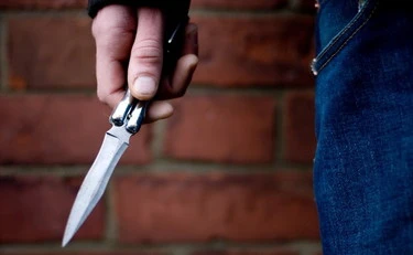 Guidonia, coltellate alla schiena di un passante "senza ragioni": orrore del tunisino