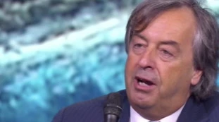 Roberto Burioni, l'accusa: "Conflitto d'interessi con case farmaceutiche". Tirato in mezzo anche il Corsera