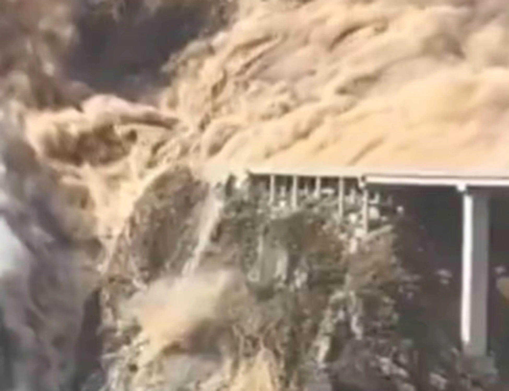 Cina, l'impressionante crollo del ponte a Sichuan: il disastro trascina a picco il regime