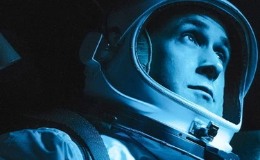 "First man" ipnotizza un esercito di nottambuli
