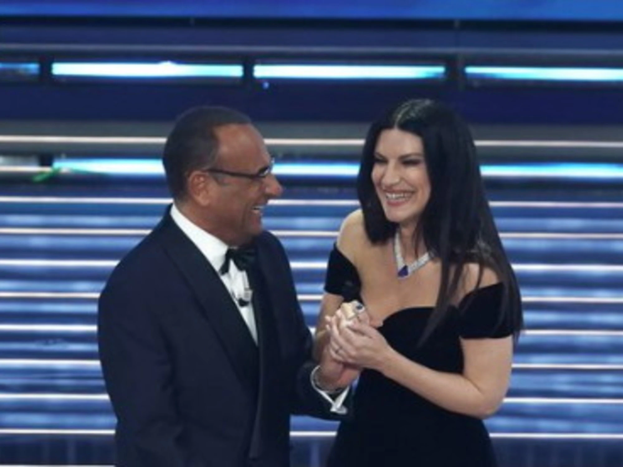 Sanremo 26, valanga di cattiverie su Laura Pausini: "Pure un po sul..."