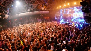 Coronavirus, 17enne positiva a Riccione. Superdiffusore? Spiaggia e discoteca, 70 persone in isolamento 