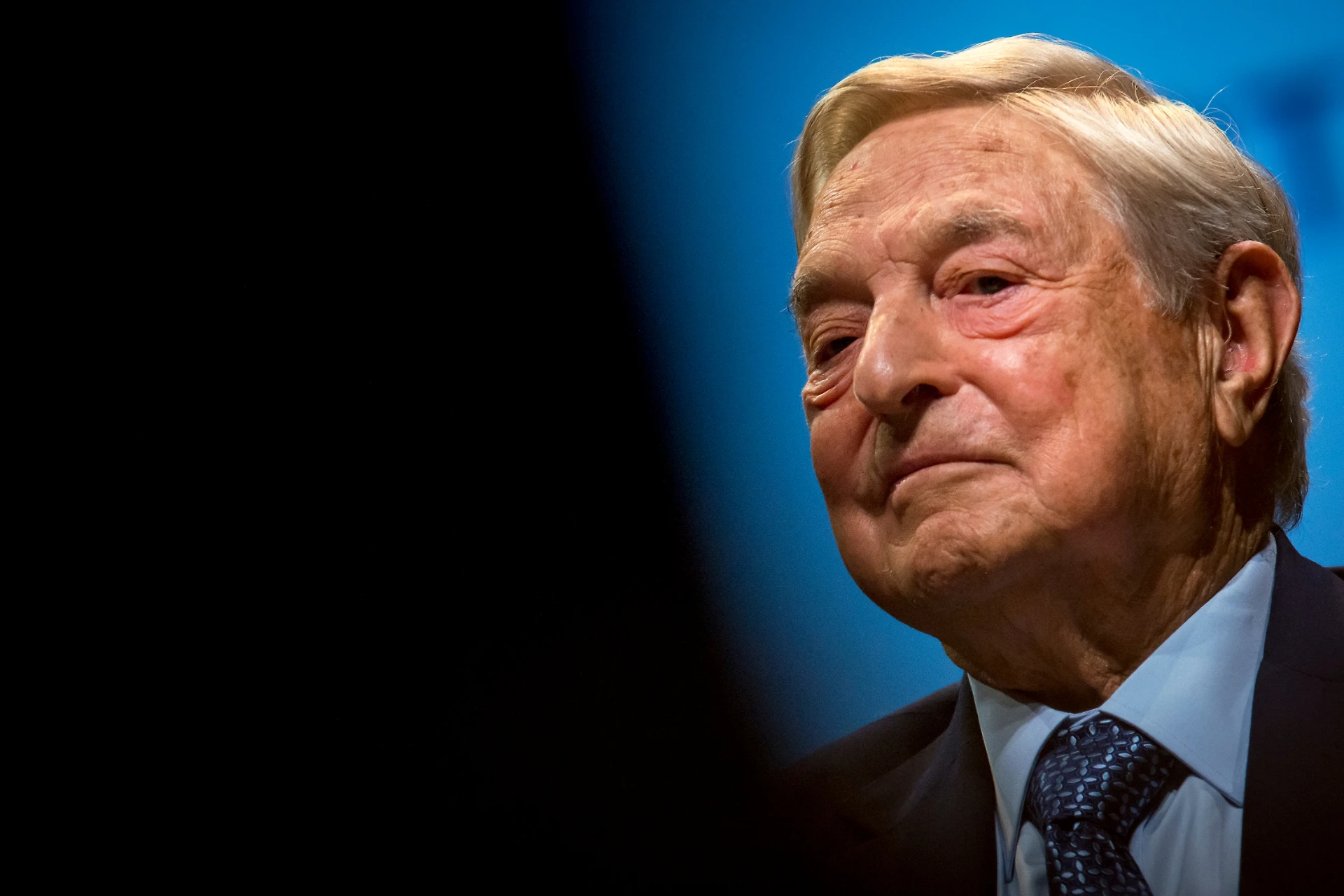 Capito gli amici di Soros, il re degli immigrati? Il piano per rovinare Silvio