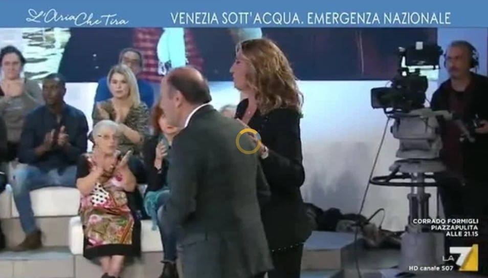 L'Aria che tira, siparietto tra Myrta Merlino e Bruno Vespa: "Guarda come mi sono vestita" / Video