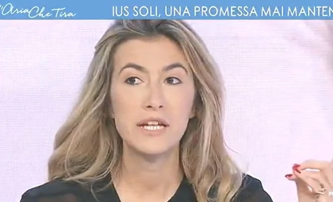 Annalisa Chirico a L'aria che tira: "Lo Ius soli è un problema, l'Italia è esposta ai flussi dal Nordafrica"