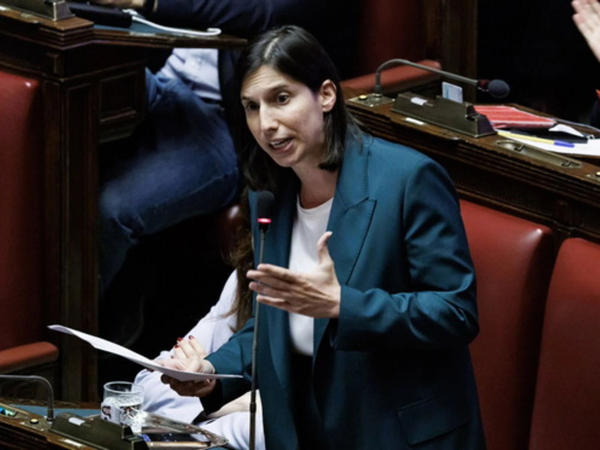 Elly Schlein, carezza all'Iran e sparate contro Meloni: "Chi sono i veri responsabili"
