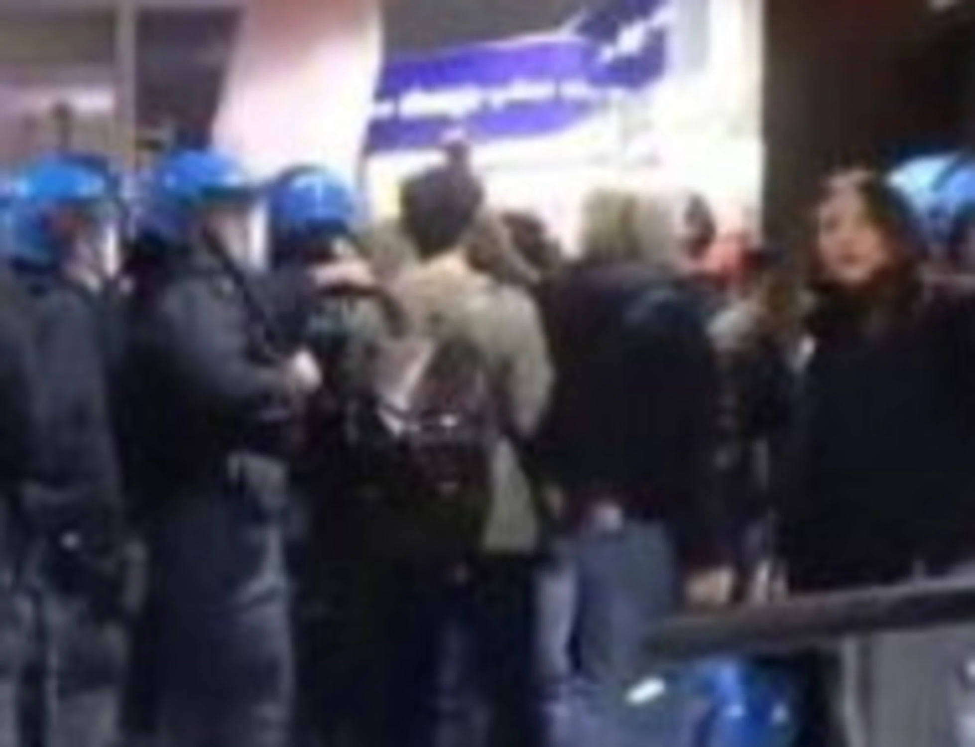 Leggi l'articolo: Collettivi occupano l'aeroporto di Firenze: scontri con la Polizia