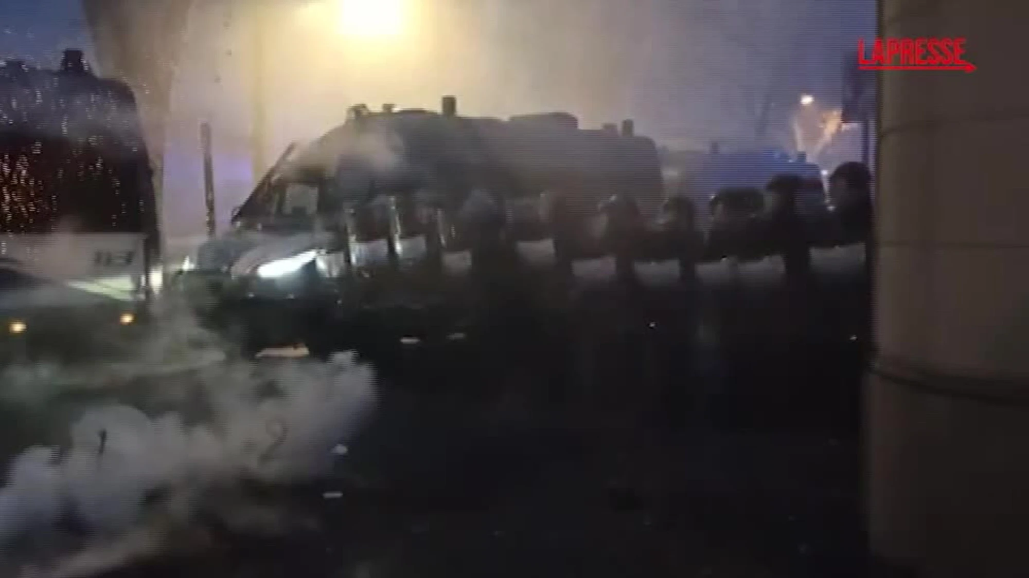 Askatasuna, scontri al corteo: bombe carta e petardi contro la polizia