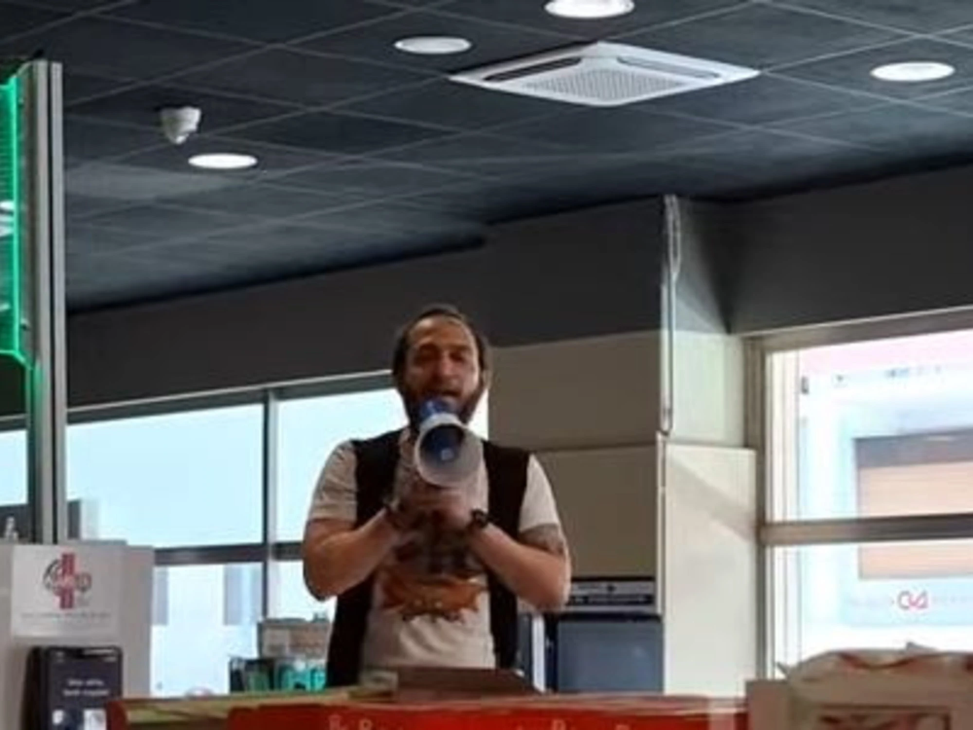 Figuraccia al supermercato: nessuno li sta a sentire <span style="color: rgb(153, 0, 0);">Video</span>