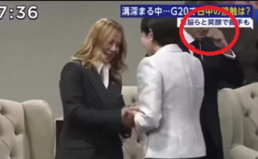 Giorgia Meloni? La premier giapponese umilia Macron: l'abbraccio fa il giro del mondo