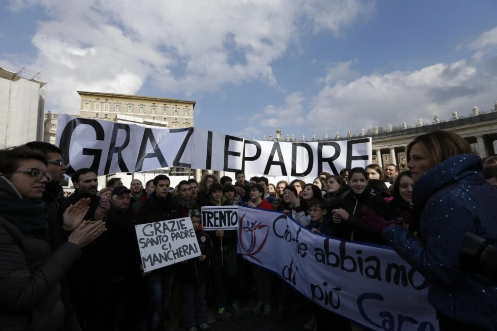 L'ultimo Angelus di Benedetto XVI:"Continuerò a servire la Chiesa"Il Conclave il 9 o 10 marzo?