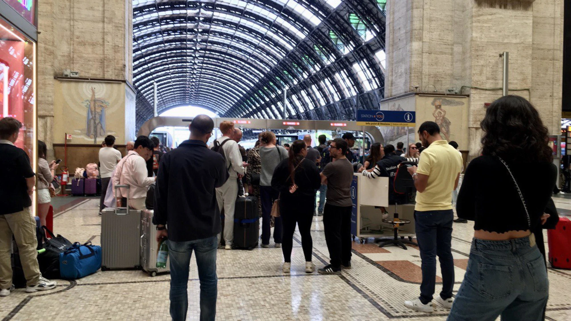 Milano, aggredisce un gruppo di ebrei in stazione: chi finisce in manette