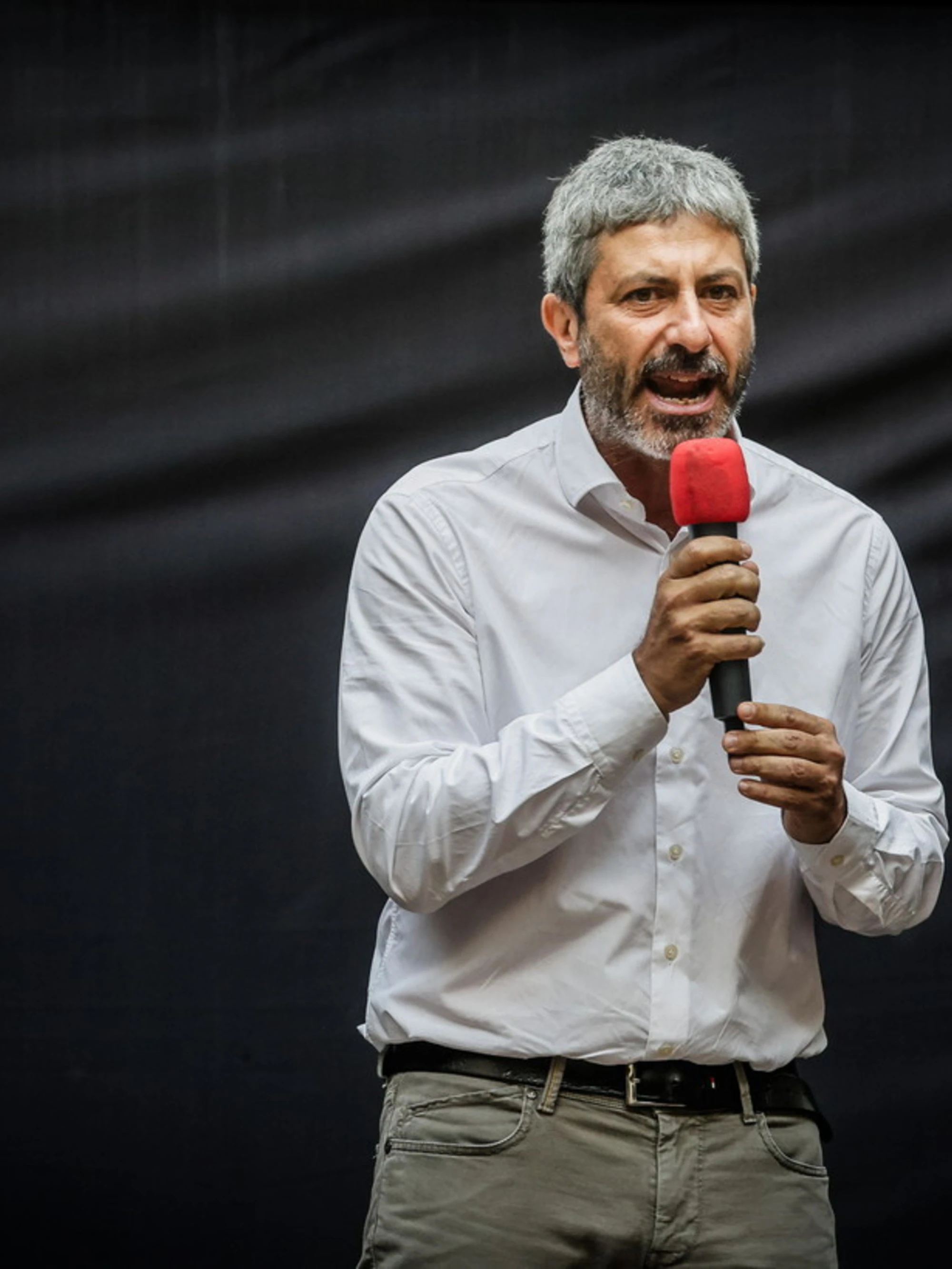 "Fico candidato". Schlein, che disastro: 5s infuriati
