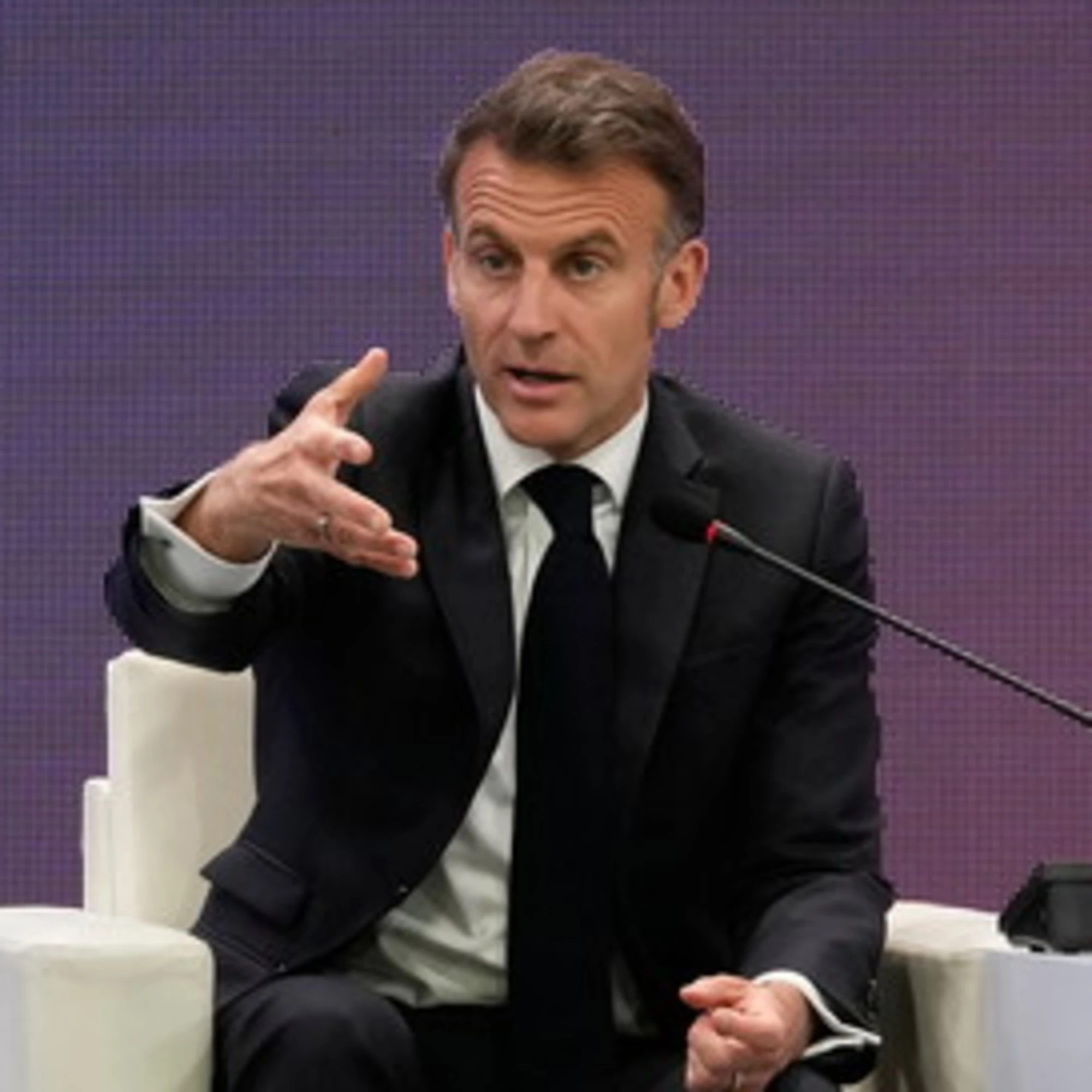 Macron double-face. E l'Iran fa passare le navi dei francesi