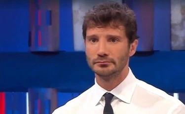 Affari Tuoi, il gesto di De Martino per il padre spiazza tutti