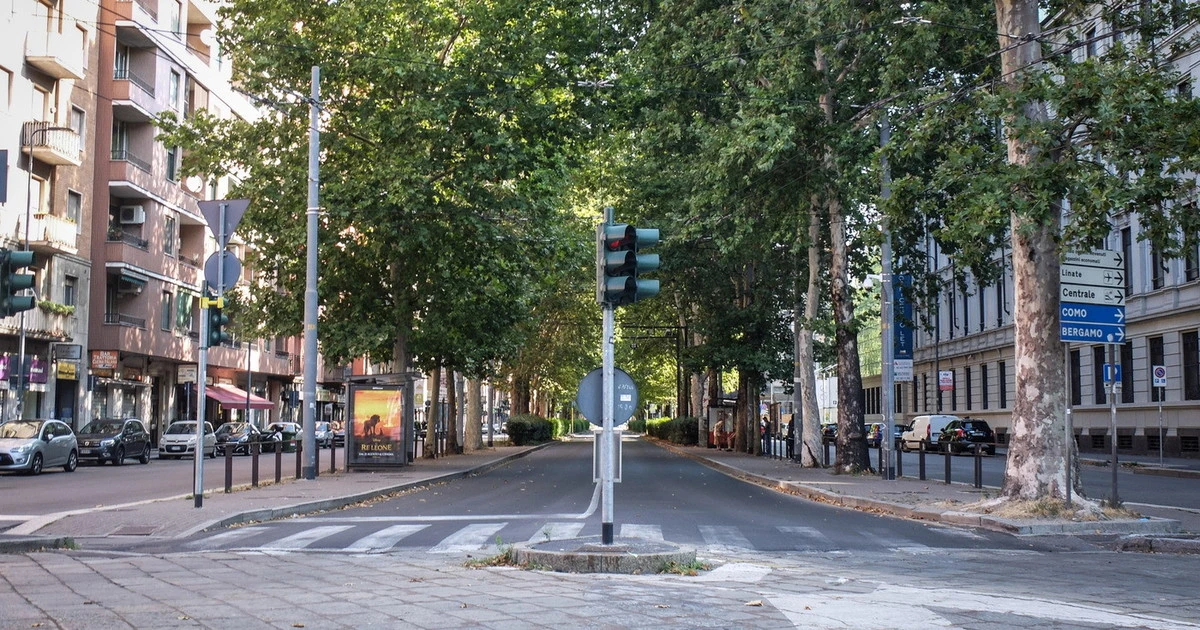 Milano, schianto tra due auto: 18enne schiacciato contro un palo