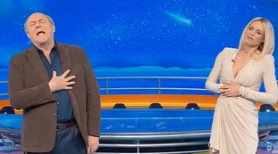 Michelle Hunziker, dietro le quinte a Striscia: il vestito "scivola" e Gerry Scotti... una foto rubata da urlo