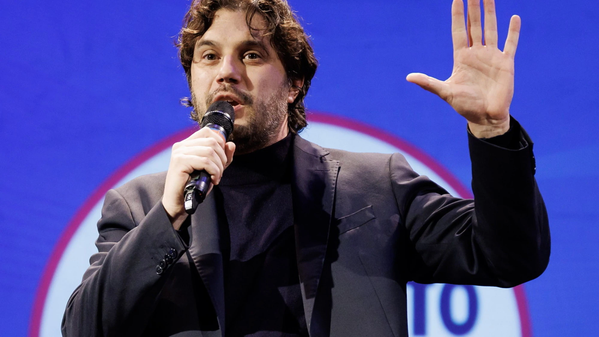 Meloni e ginocchiere: il deputato M5s Silvestri si dovrebbe dimettere?