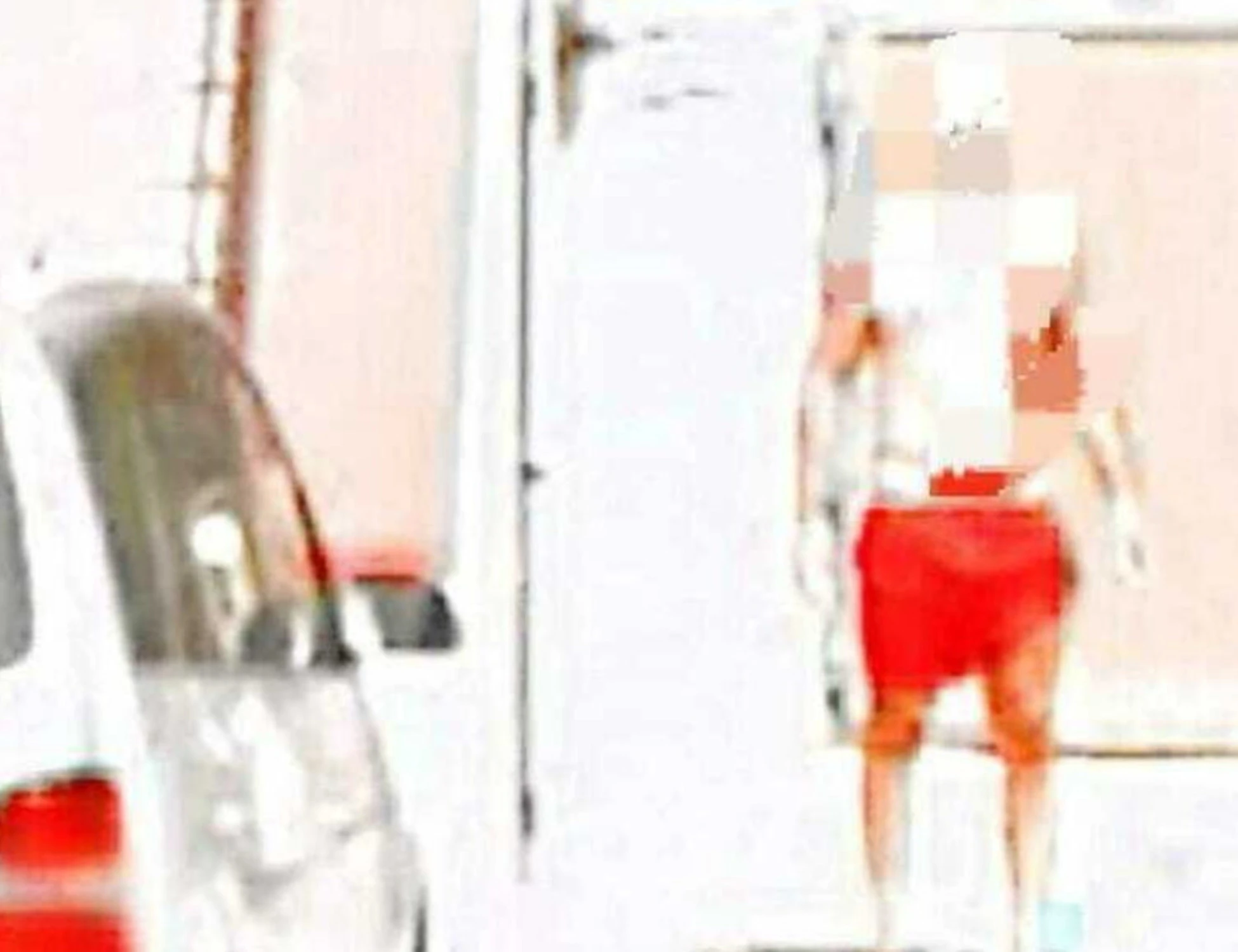 Gallipoli, fotografato a torso nudo sotto la doccia? Vuole spennare Google