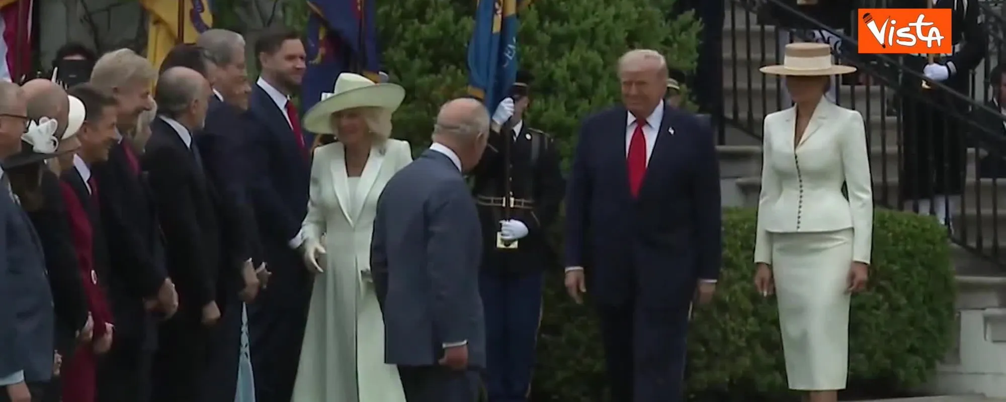Le ruba il posto e... Trump, sfregio senza precedenti a Camilla