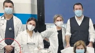 Salvini, la replica al giovane che lo insulta: "Dito medio? No, guardate qui"