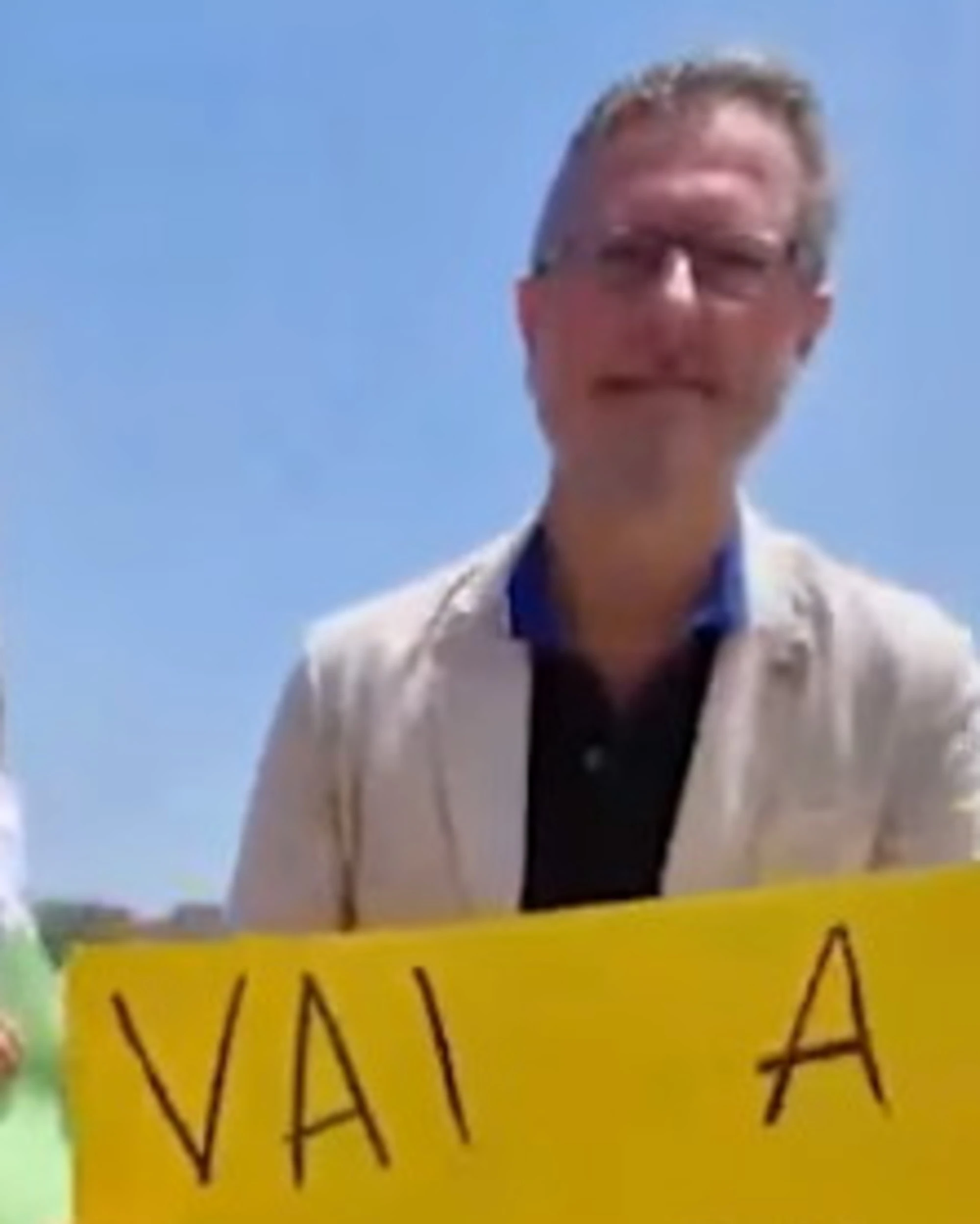 Referendum, blitz della sinistra in spiaggia: "Prima votare, poi mare"