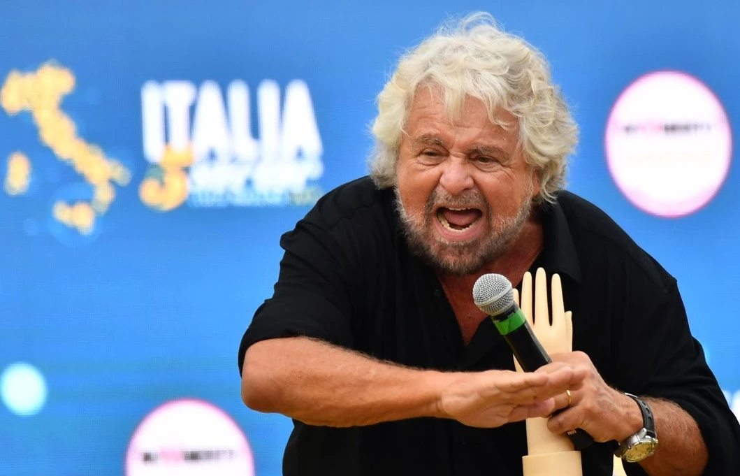 Beppe Grillo, Dagospia: la furia del comico con Carlo Freccero dopo il flop su Rai 2