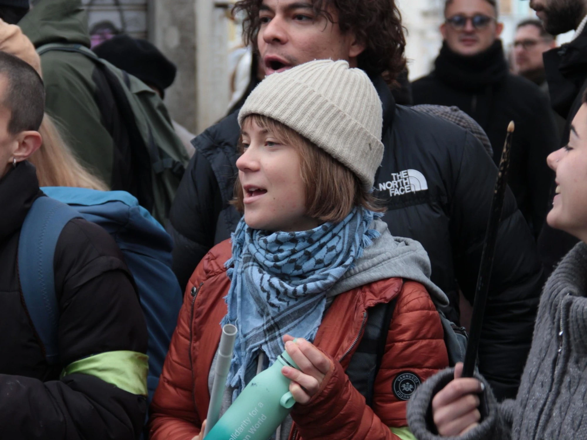 Greta Thunberg colora di verde il Canal Grande: come viene punita