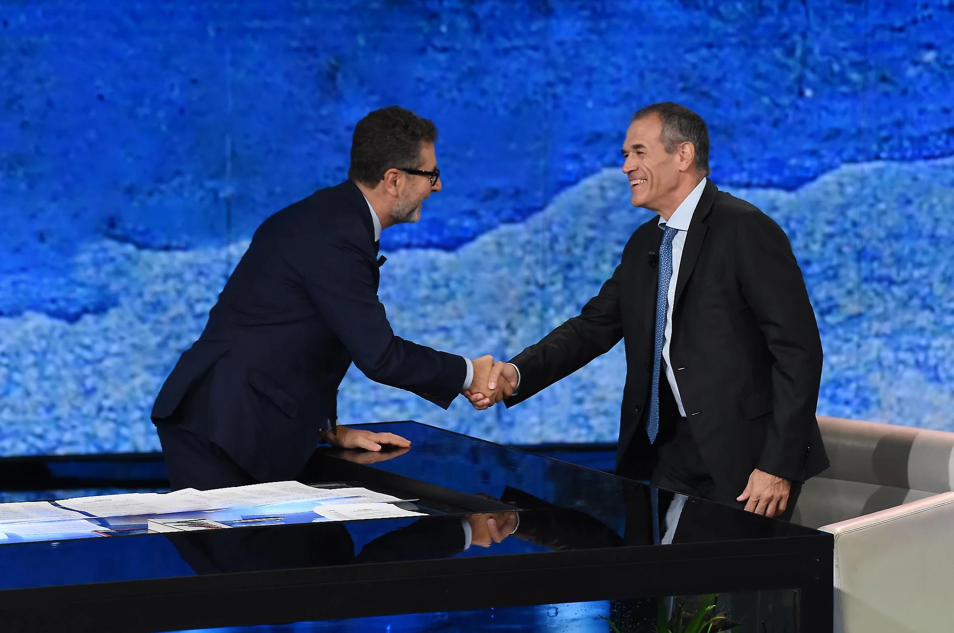 Che tempo che fa, Fabio Fazio fa beneficenza a Carlo Cottarelli: le cifre dell'ultimo scandalo Rai