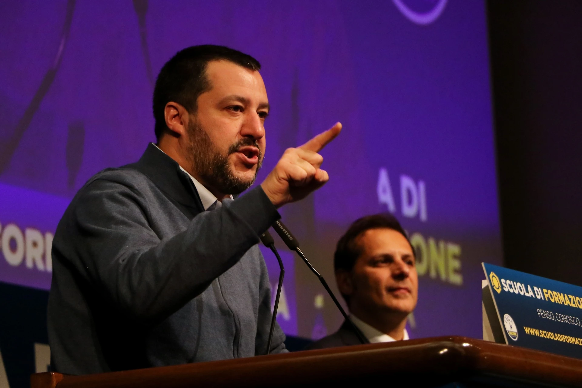 Matteo Salvini, il gelo con Conte per le dimissioni di Siri: "In una democrazia, di solito...". Si mette male