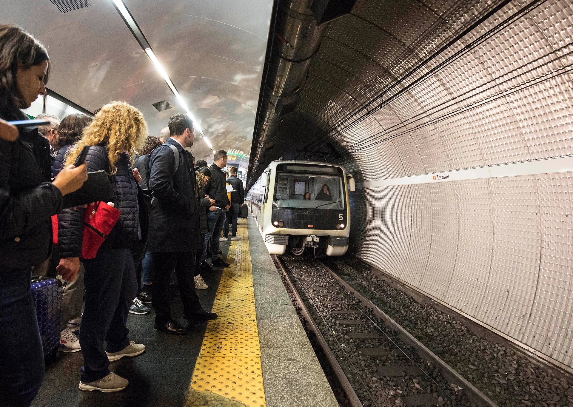 Archivio: persone in attesa nella metropolitana di Roma