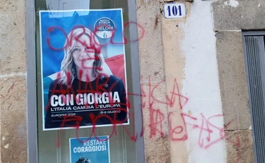 Oriolo Romano, vetri spaccati e scritte ingiuriose: assalto a FdI