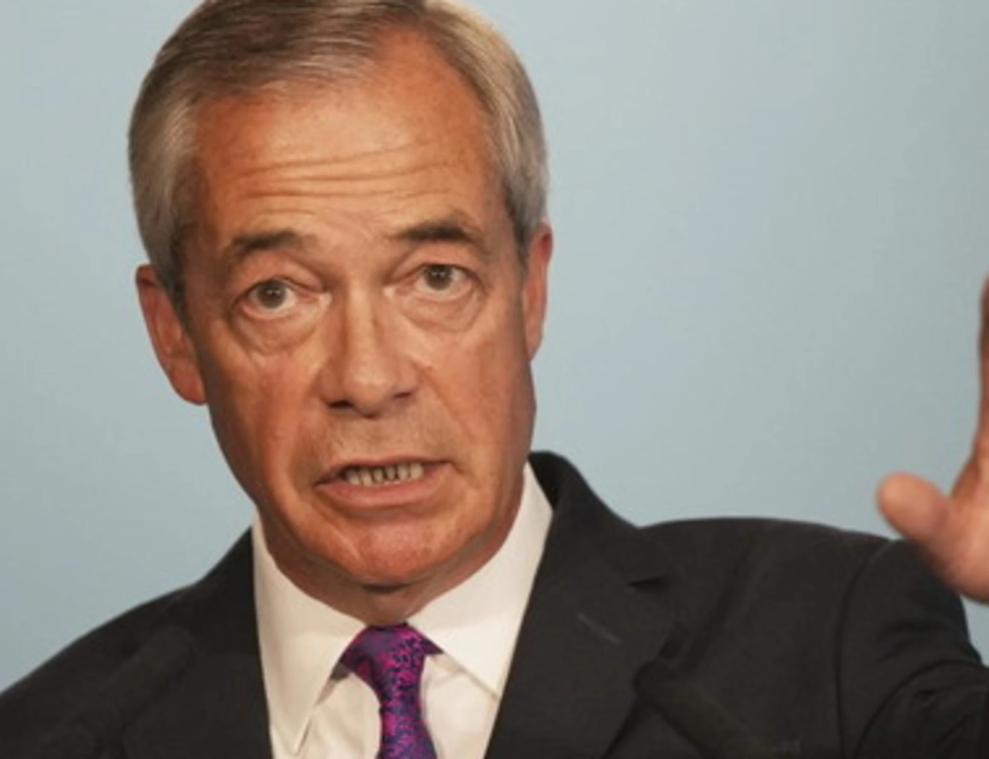 Nigel Farage in barca a caccia di migranti: il video