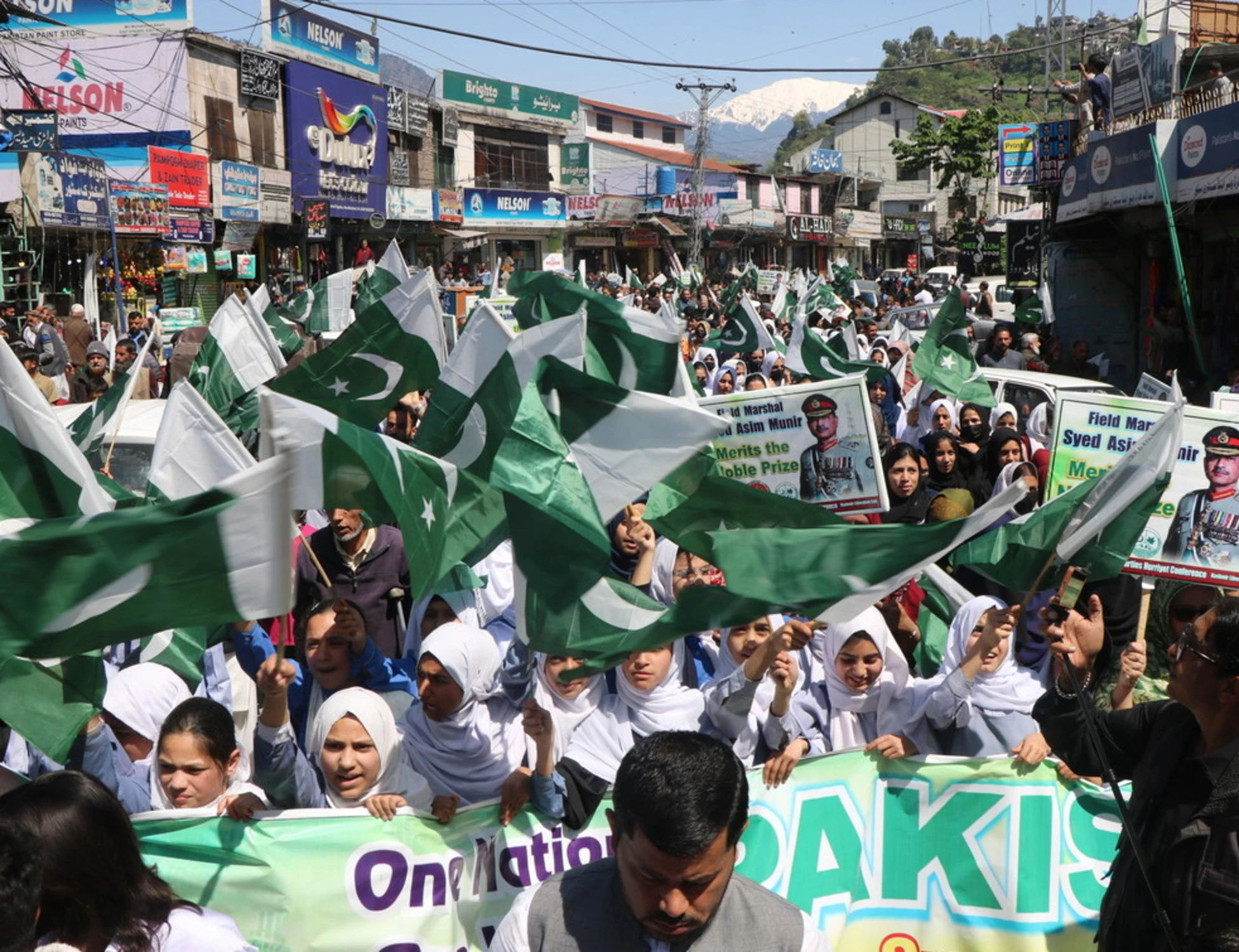 Il Pakistan crocevia del mondo islamico e alleato degli Usa: è qui che si tratta