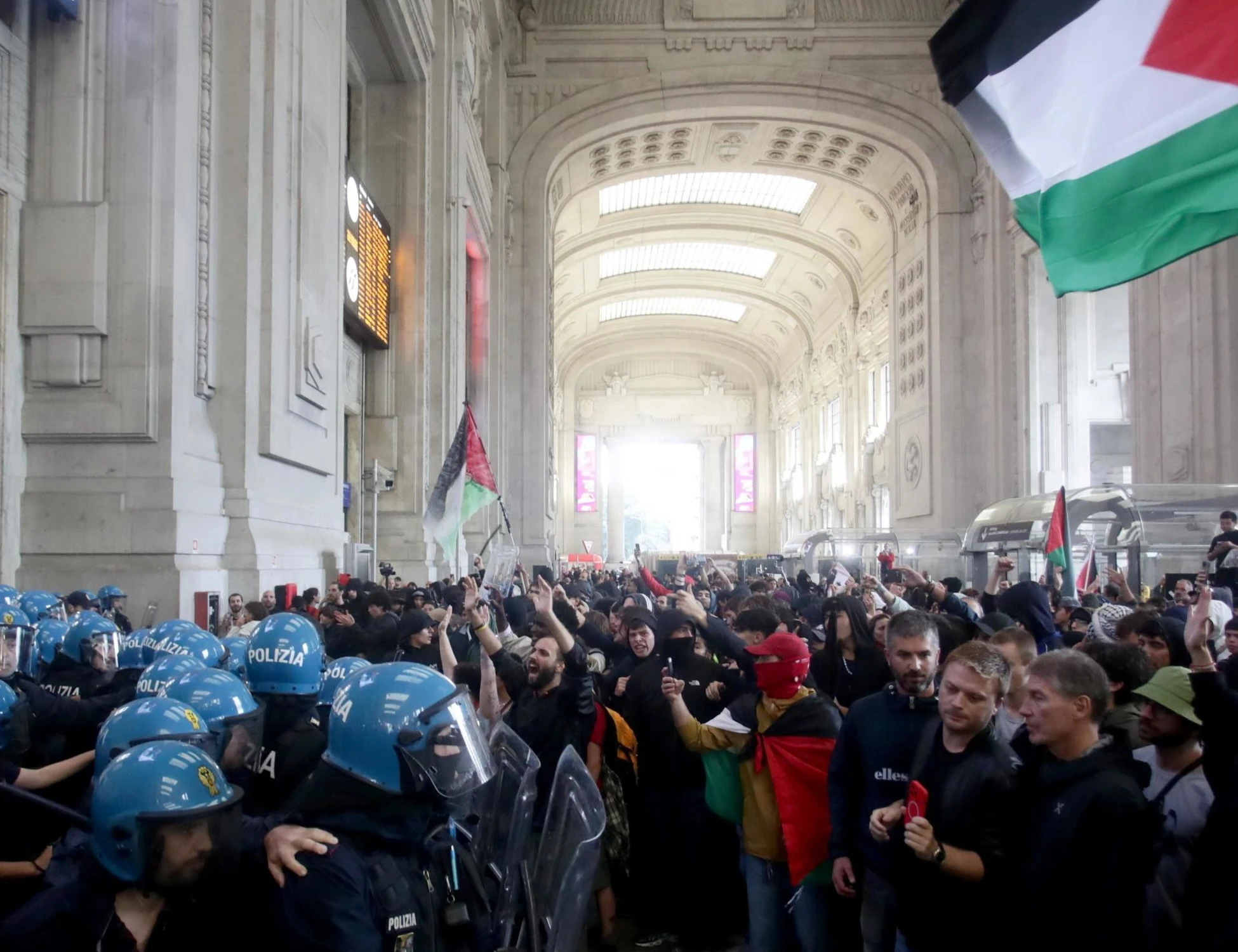 Pro-Pal, se anche il Vaticano sminuisce gli assalti alle stazioni