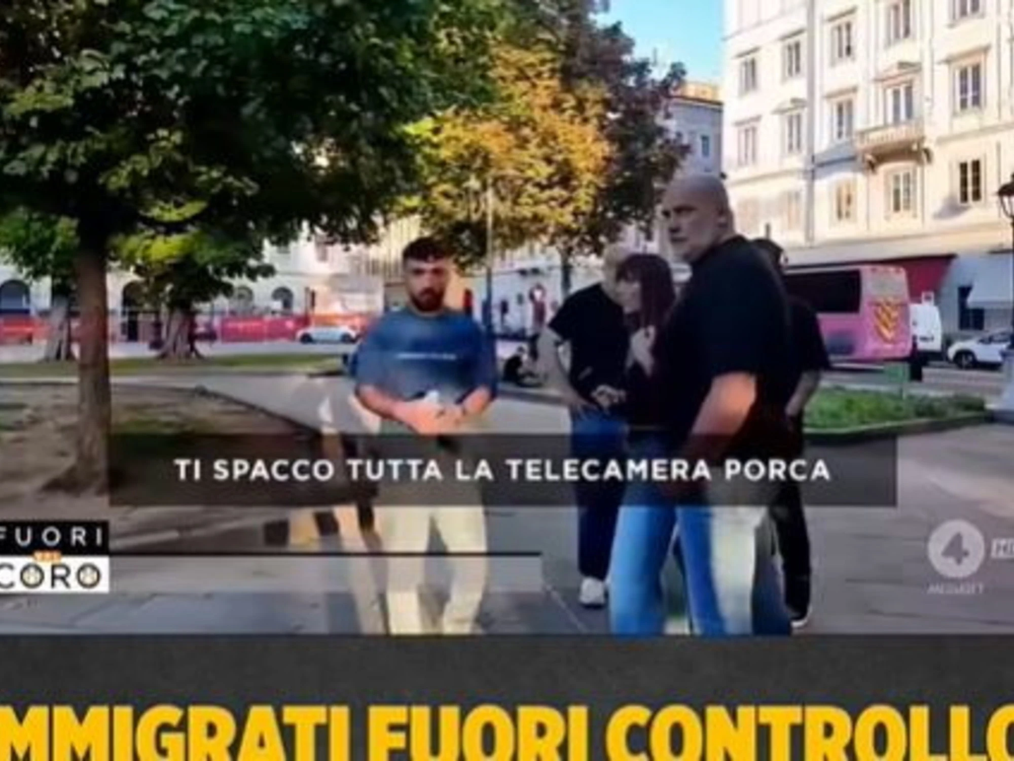 "Ti spacco tutto m***": la furia dell'immigrato davanti ala telecamera