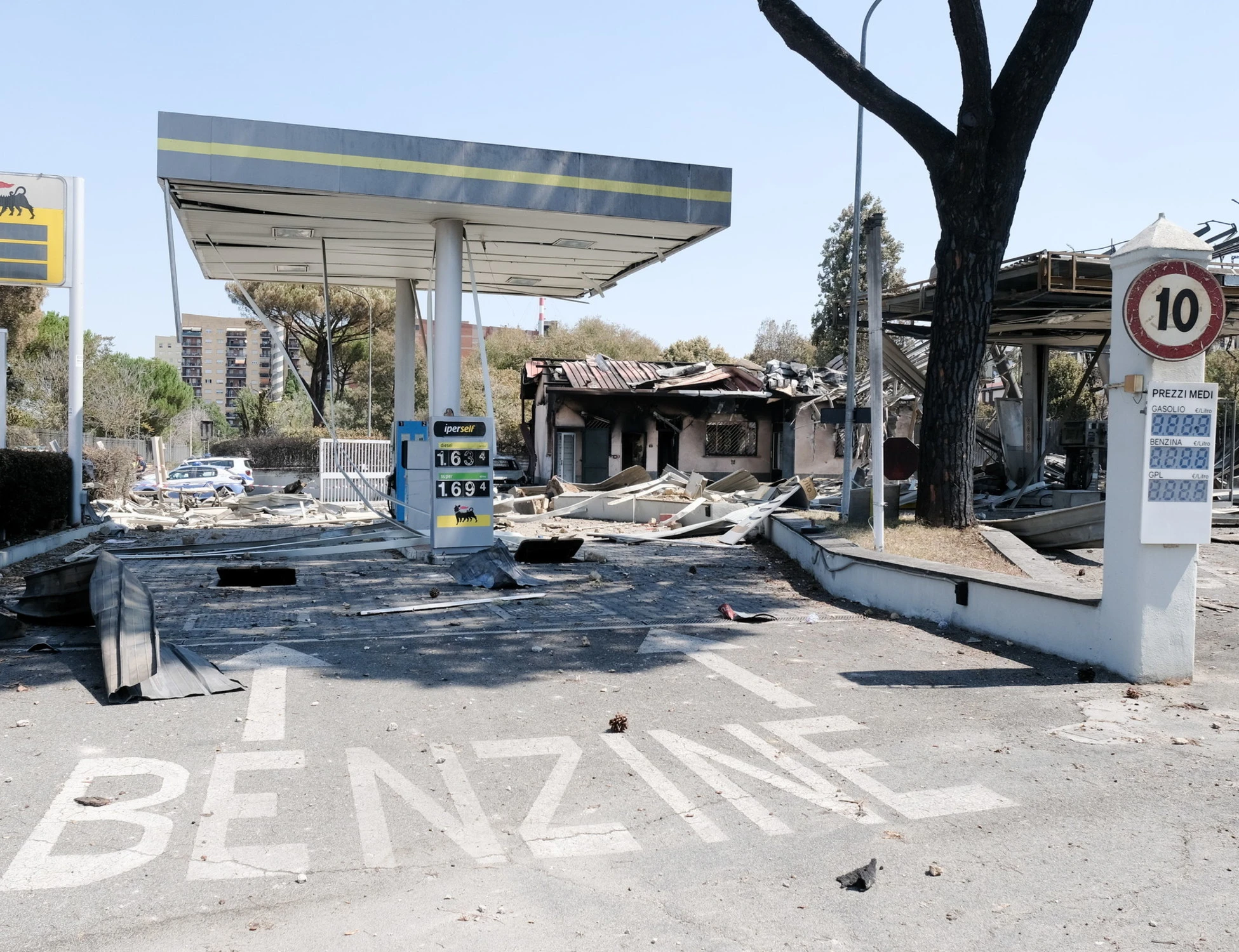 Roma, l'ultima follia degli ambientalisti: "Chiudete i distributori"