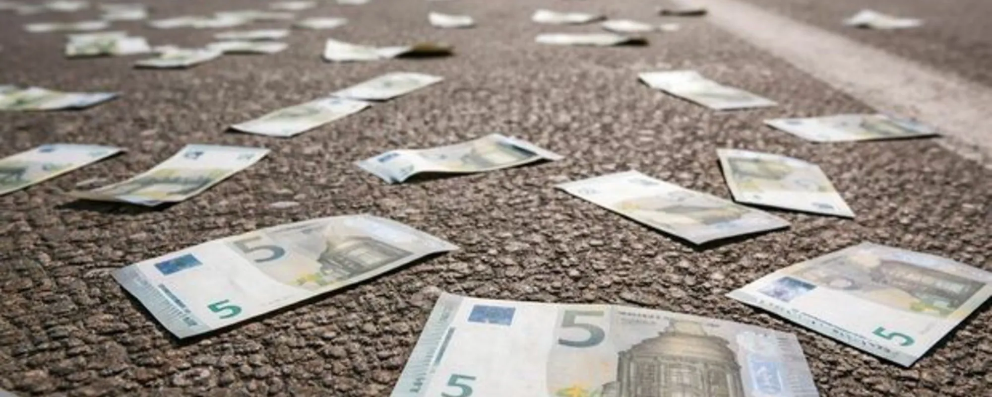 Pioggia di banconote sulla circonvallazione: è delirio