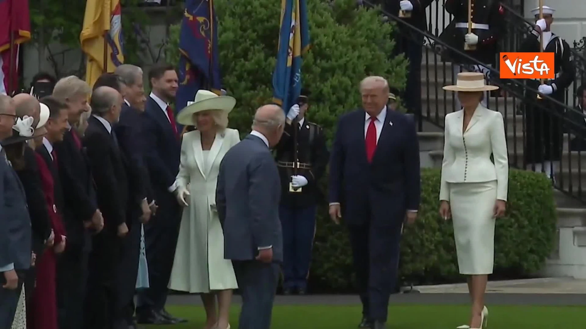 Donald Trump, sfregio senza precedenti a Camilla: le ruba il posto e...