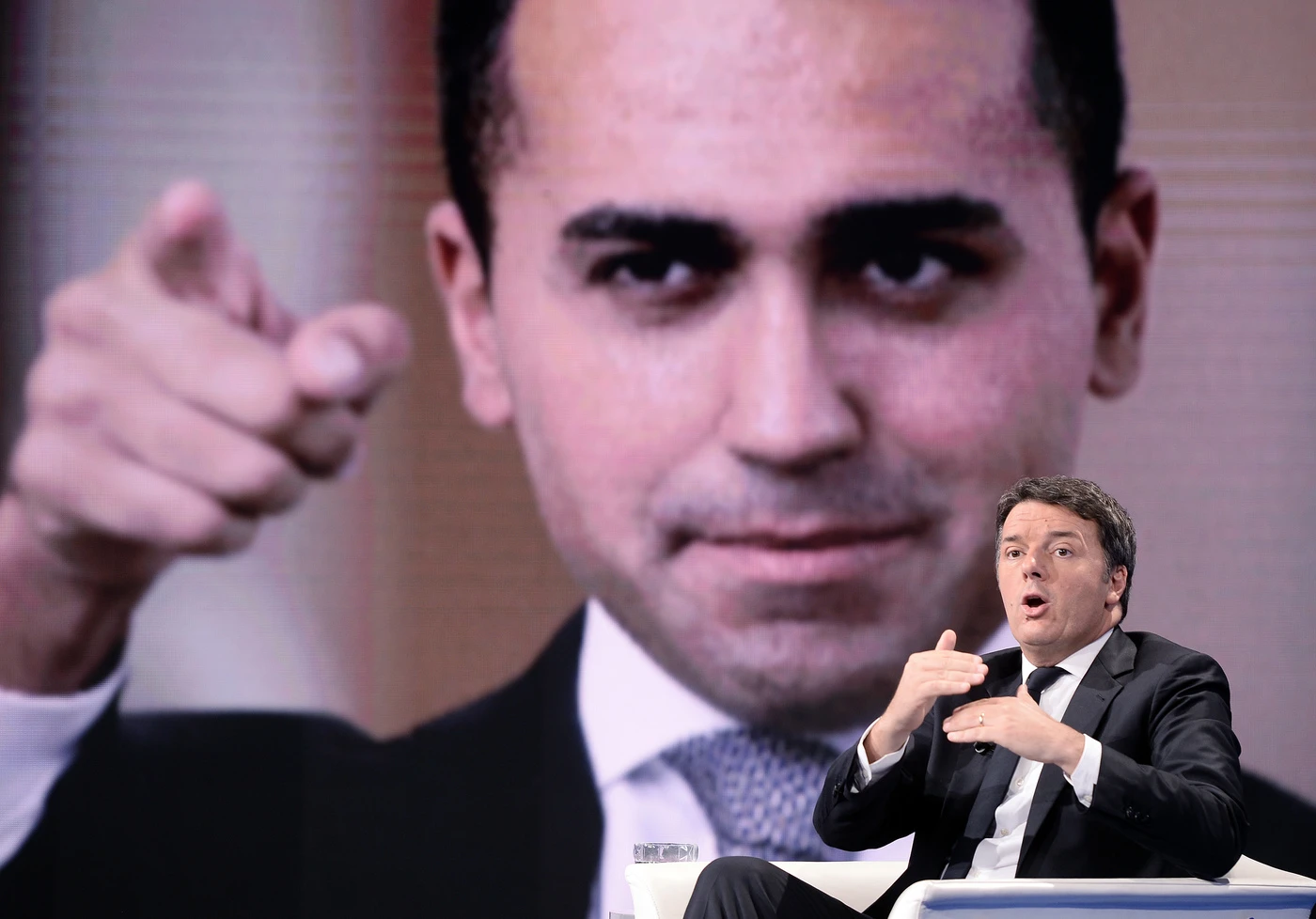 Matteo Salvini, il sospetto: "Un asse nuovo". Dietro Ursula, il complotto anti-Lega di Di Maio, Renzi e Macron