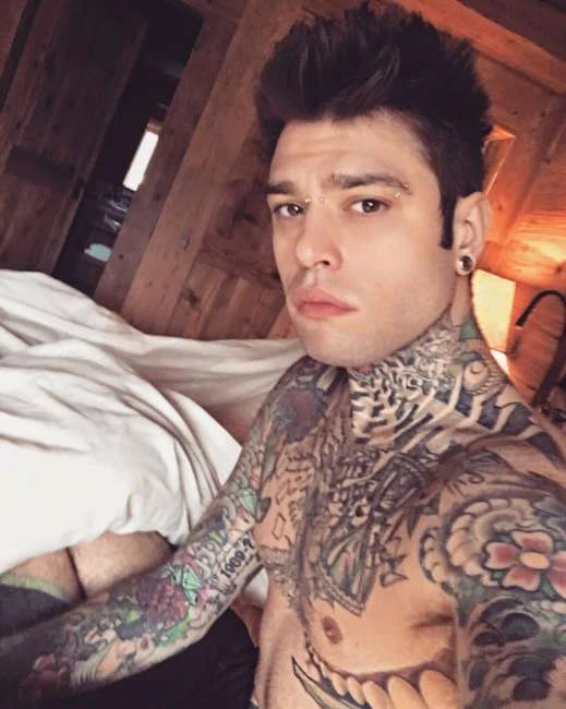 "Un culo all'aria nel suo letto. Fedez beccato con un uomo": gossip senza frontiere. Ma attenzione... / Guarda