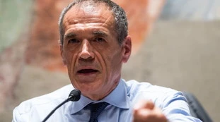 Cottarelli sbeffeggia la Meloni: "Ricetta veneta ma il merluzzo..."
