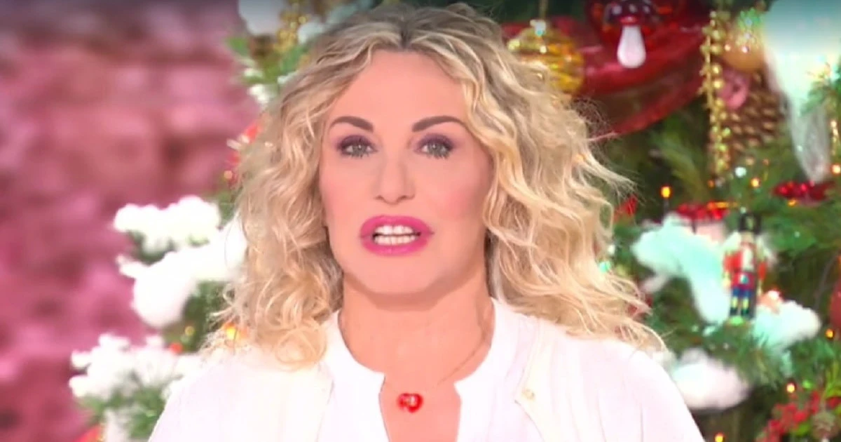 È sempre mezzogiorno, Antonella Clerici presa per i fondelli a casa sua: "Sono da un amico", subito dopo l'irruzione in studio