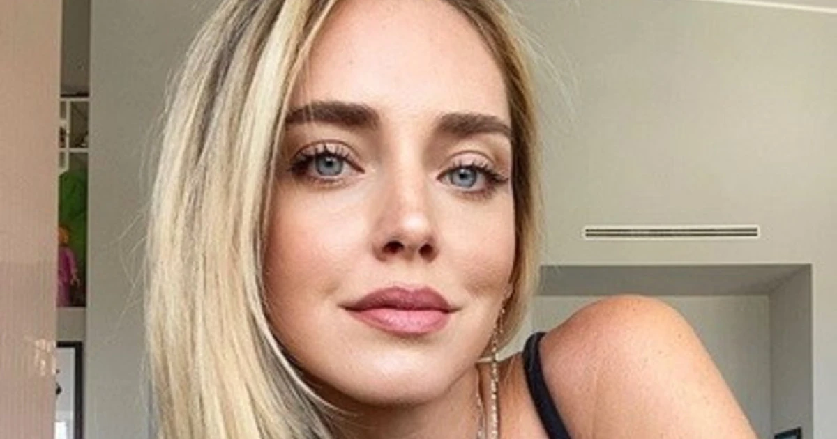 Chiara Ferragni, "il look della domenica": spaziale, body scollatissimo in un "fuori tutto" d'autore