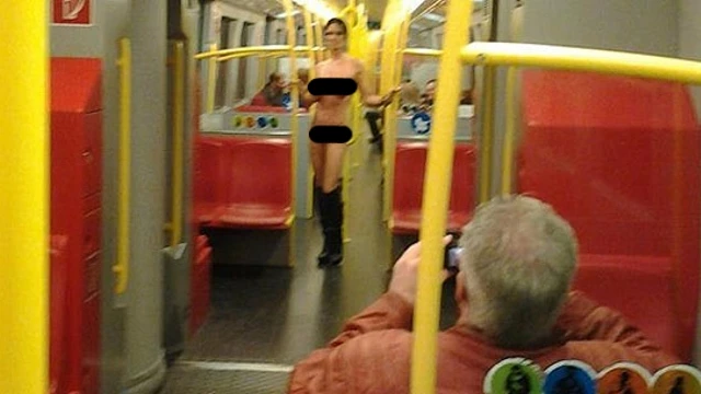 Mistero a luci rosse in città:passeggia nuda per la metro